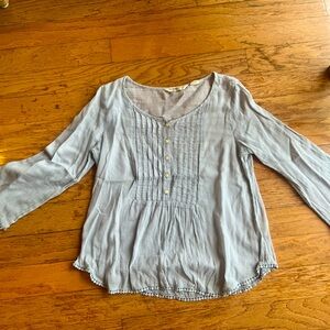 Light grey top. Great top!